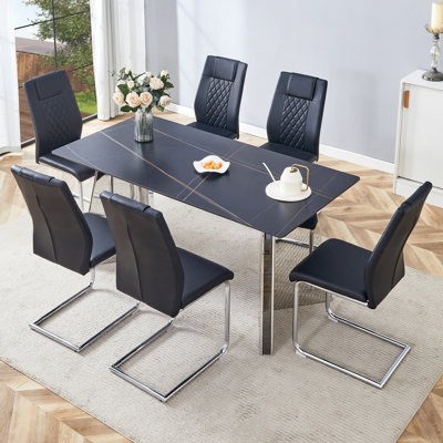 Ensemble de table et de chaises. Luxueux plateau de table en pierre frittée à motif Pandora de 63 po x 31,5 po x 30 po avec pieds en acier inoxydable argenté, assorti de 4 chaises en polyuréthane noir avec un motif à rayures verticales sur le dossier.