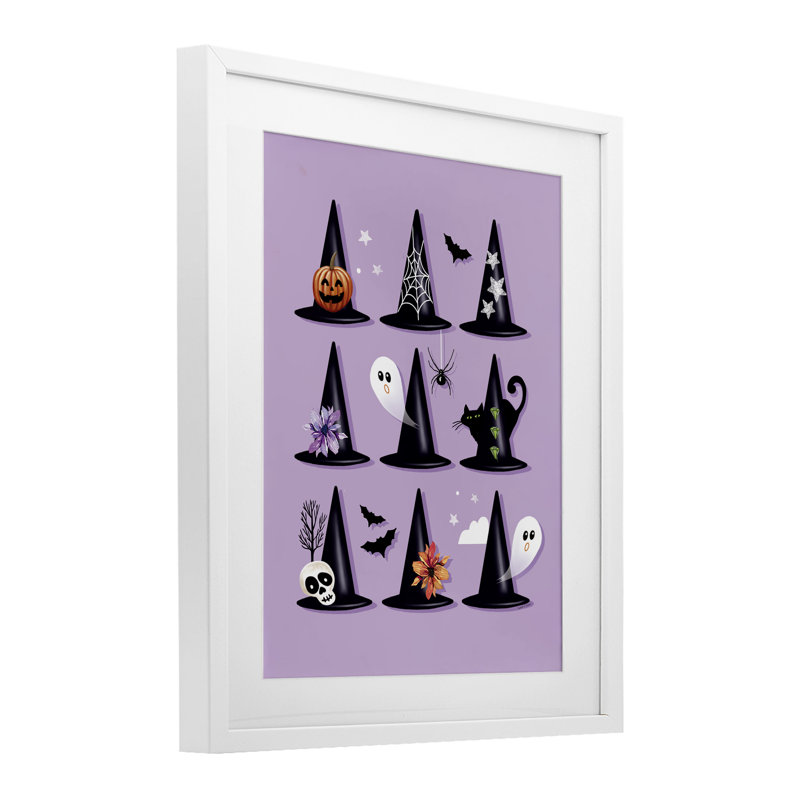 Chapeaux de sorcière variés sur fond mauve, impression par Elizabeth Tyndall, H 16 po x l 13 po, Cadre blanc côtier
