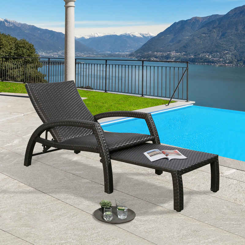 Chaise longue d'extérieur en osier avec repose-pieds rétractable Pantin