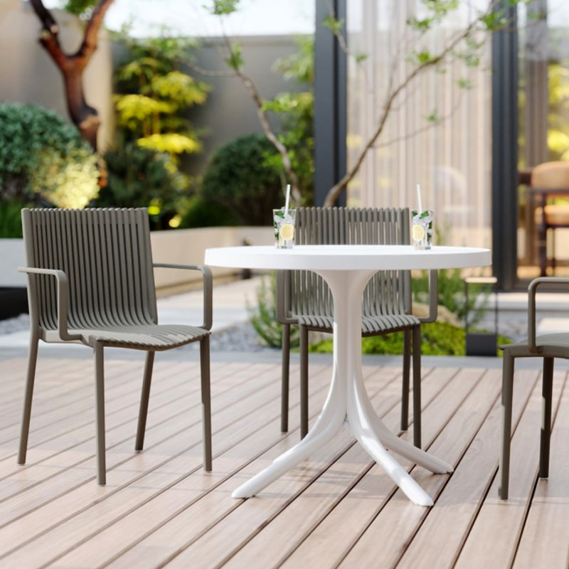 Table ronde moderne blanche en polypropylène de 91 cm (36 pouces) avec 4 fauteuils empilables gris chaud, convient à une utilisation intérieure et extérieure. Conception ergonomique et antidérapant. Pieds de protection.