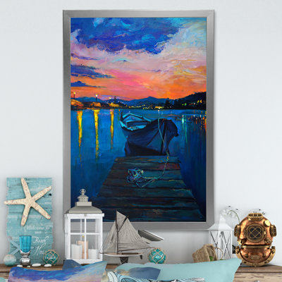 Bateau sur le quai pendant la nuit