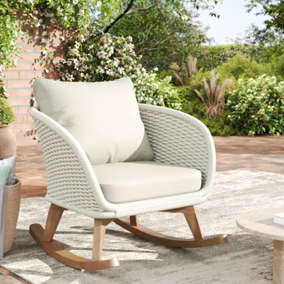 Chaise beige moderne avec coussins imperméables de haute qualité, idéale pour les espaces extérieurs.