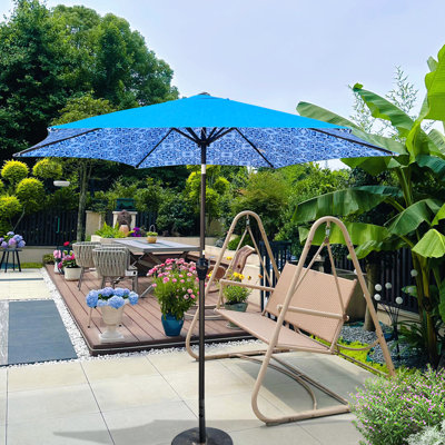 Parasol de jardin de 9 pi avec motif bleu, forme ronde, mât en acier de 1,49 po de diamètre, 6 nervures, système à manivelle, inclinaison à bouton-poussoir, évent pour stabilité, eau et glace extérieure - bleu, auvent, haut