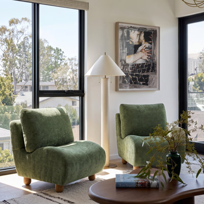 Chaise d'appoint rembourrée moderne Vernon avec silhouette courbée, coussins de dossier doubles et pieds en bois