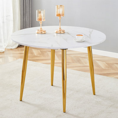 Doté d'un mécanisme rétractable intelligent, le plateau de table en panneau de fibres à densité moyenne à motif blanc et les pieds en métal doré offrent une surface lisse et délicate. Le look unique crée la silhouette élégante d'une maison moderne.