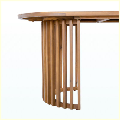 Table de salle à manger ovale d'extérieur en bois d'acacia massif fini en teck clair, piètement unique à lattes verticales, capacité de charge de 227 kg, grande table idéale pour terrasse, jardin, piscine ou cour.