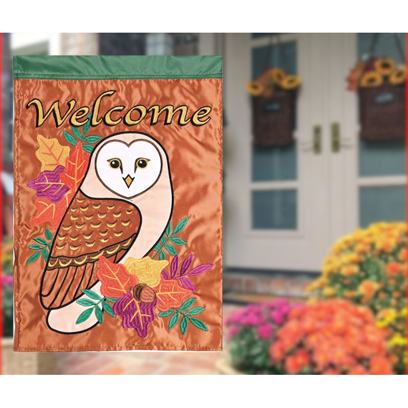 Hibou de jardin avec feuilles d'automne