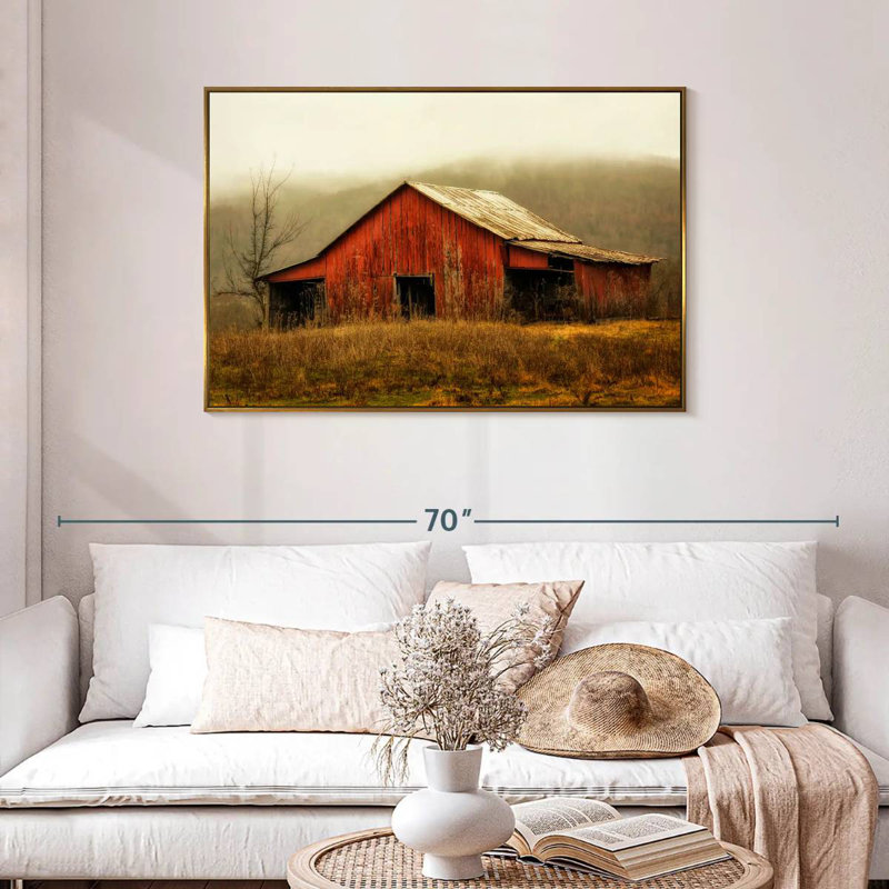 Skylight Barn dans le brouillard, Cadre flottant doré, 43 po x 29 po