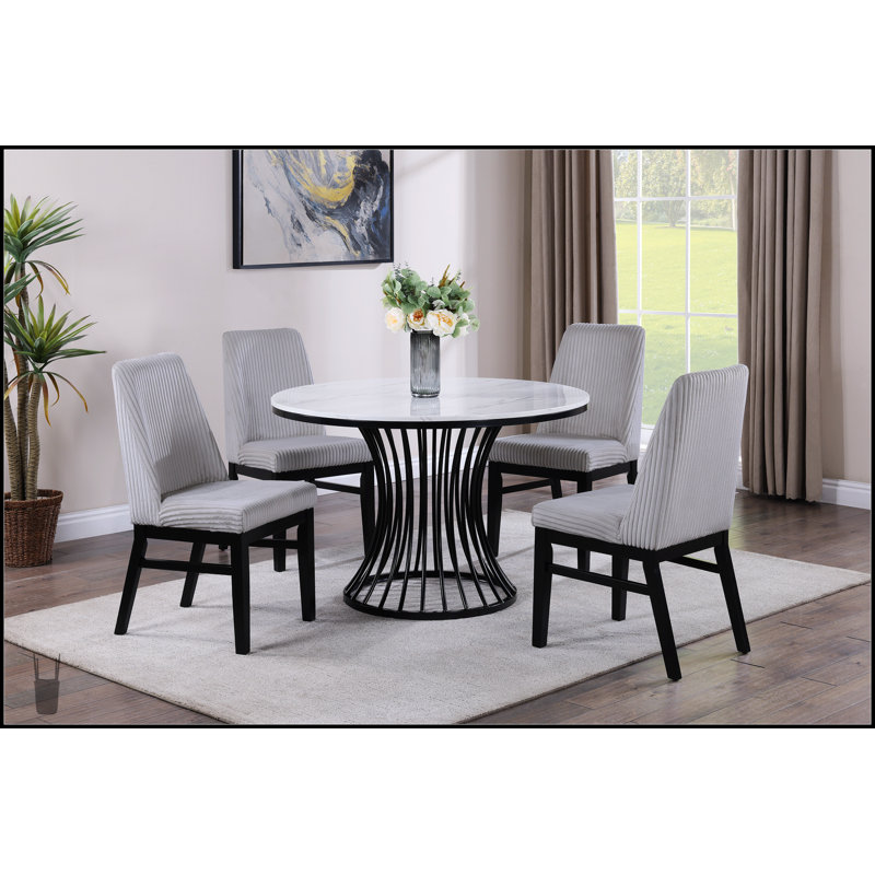 Ensemble de salle à manger 5 pièces avec table ronde en faux marbre blanc, base en forme de cage et chaises rembourrées en tissu gris clair pour les maisons modernes