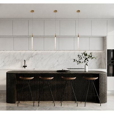 Ce luminaire suspendu à DEL exquis possède une finition dorée. Le cadre est fabriqué en aluminium et est livré avec un accent de verre transparent dépoussiéré. L'ampoule DEL est intégrée au cadre. Le lien de cordon réglable rend ce luminaire ad