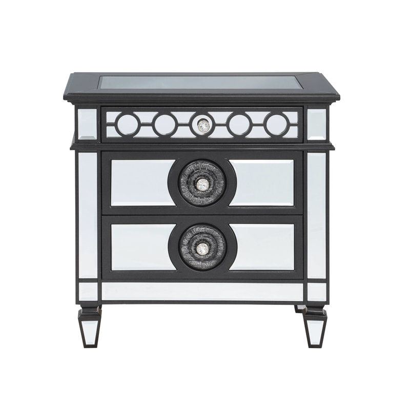 2 tables de chevet miroitantes en noir et argent, démontrant une garniture géométrique et une table de chevet proéminentes