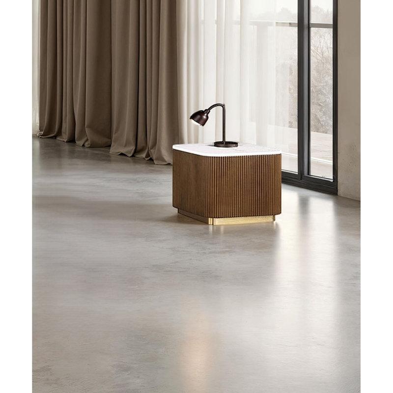 Table de bout carrée contemporaine brune avec plateau en marbre blanc et base dorée
