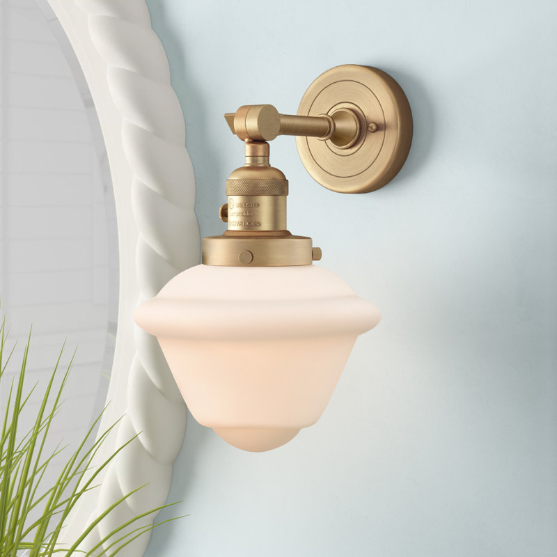 Applique murale à bras 1 lumière Agosto, Boîtier blanc mat, Laiton brossé, Ampoule non incluse