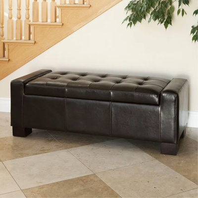 Le rangement en cuir noir est idéal pour l'organisation de la chambre à coucher.