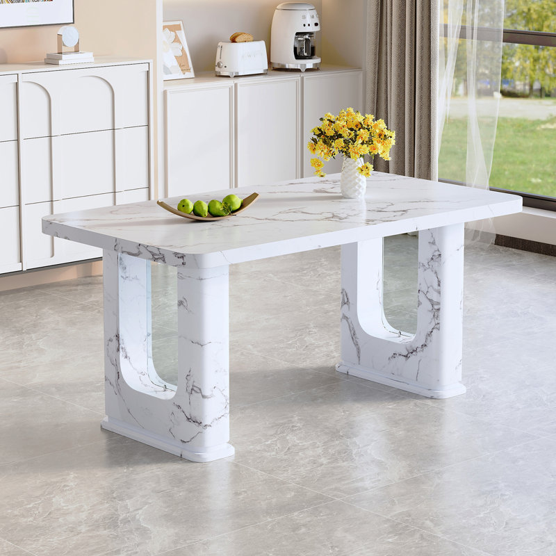 Élégante table de salle à manger en marbre avec un design en verre transparent, une texture délicate et une durabilité minimaliste