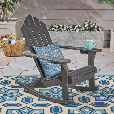 Une chaise berçante Adirondack Hollywood exquise pour créer une oasis extérieure relaxante et invitante, parfaite pour se détendre avec style