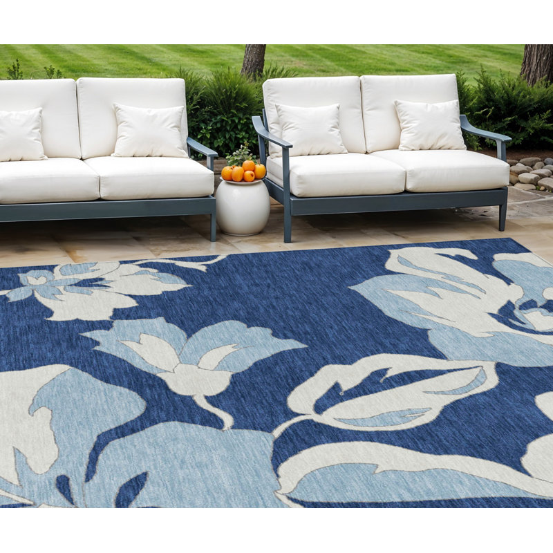 Tapis extérieur lavable floral bleu marine et ivoire 8 pi x 10 pi