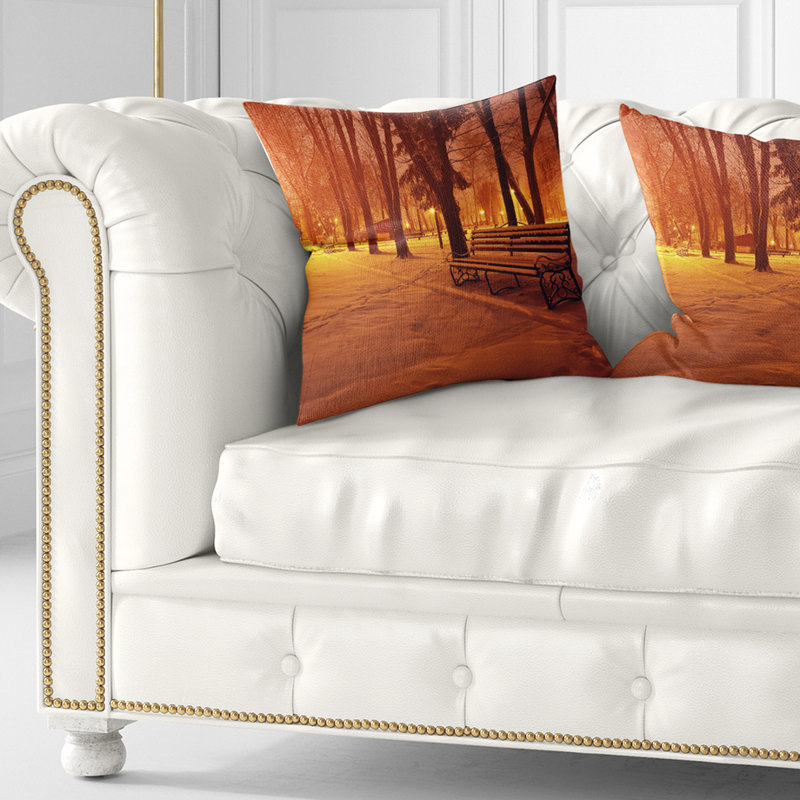 Bancs recouverts de neige en soirée - Coussin imprimé paysage, 16 po x 16 po, Coussin décoratif