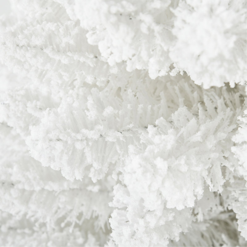 Arbre de Noël artificiel enneigé 6 pi, arbre de Noël mince avec branches réalistes et base en plastique pour décoration d'intérieur, blanc