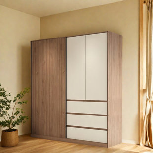 Petite garde-robe moderne et simple