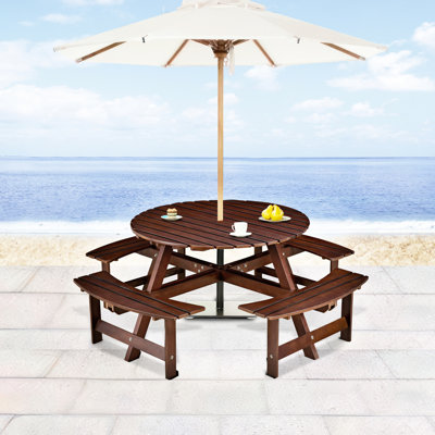 Table de pique-nique d'extérieur avec 4 bancs pour 8, trou de parasol, surface imperméable. Banc brun pour 8 personnes, bancs intégrés. Porche