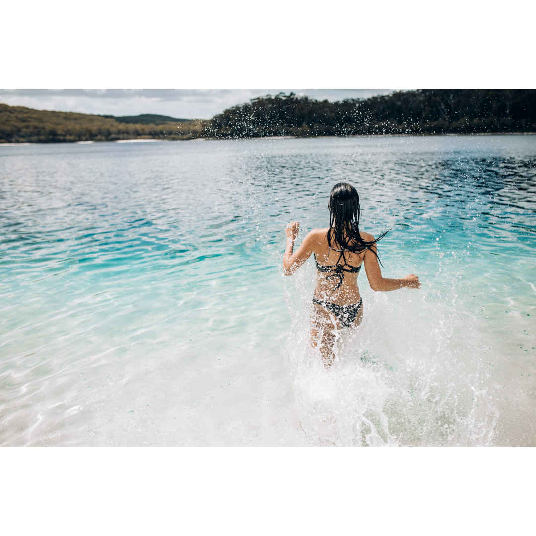 Running Into Lake Mckenzie von SolStock - Druck ohne Rahmen auf Leinwand