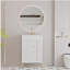 Le meuble-lavabo de salle de bain à tablette ouverte, avec auge en céramique et porte à fermeture douce, avec une armoire de rangement à tablette ouverte à droite, nécessite un assemblage-747042697