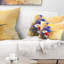 Coussin floral avec bouquet de fleurs de pavot et de marguerite-280876130