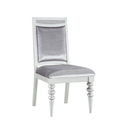 2 chaises d'appoint en tissu avec finition platine - capacité de siège de 220 lb. 20 po de profondeur, 19 po de hauteur. Élégants embellissements rectangulaires éblouissants en strass. Doux rembourré et dossier en tissu. Tablier en bois tourné