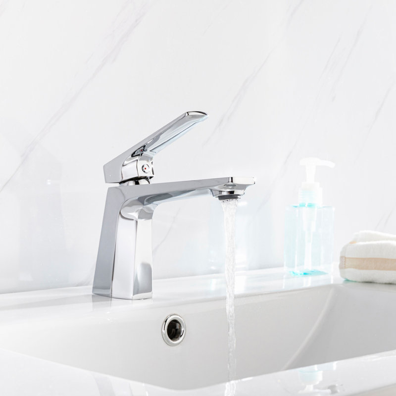 Robinet de lavabo à poignée simple à finition chromée