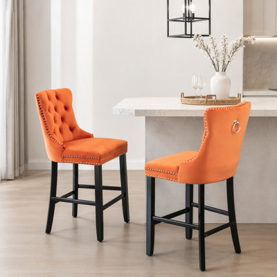 Tabourets de bar contemporains rembourrés en velours avec décoration capitonnée à boutons et pieds en bois, garniture cloutée en chrome, chaises de bar style loisirs, tabourets de bar, ensemble de 2