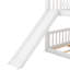 Lit double au-dessus d'un lit superposé avec glissade et blanc - amplement d'espace pour se reposer-630720400