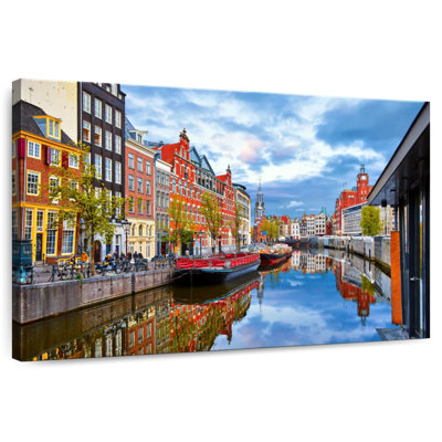 Picturesque amsterdam canal Sireci