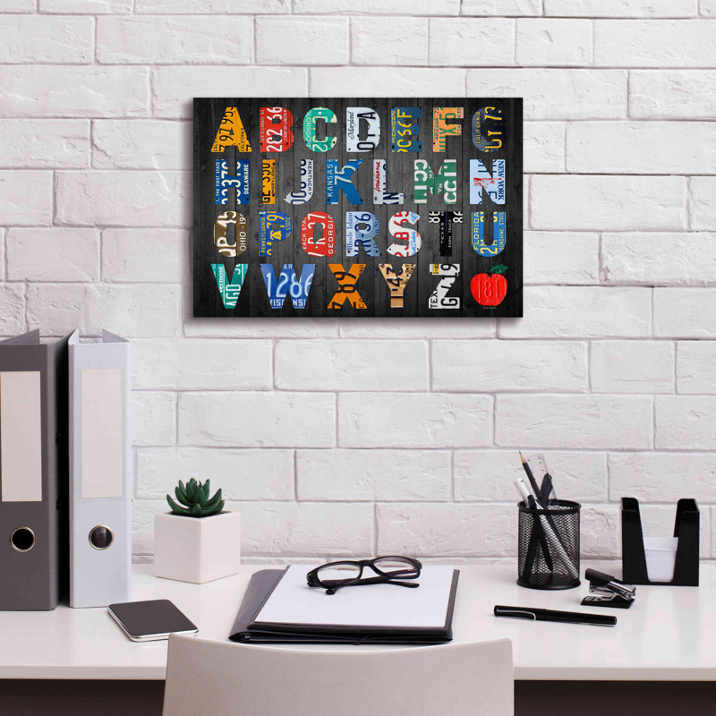 «Big Alphabet» par Design Turnpike, H 12 po x l 18 po x P 0,75 po