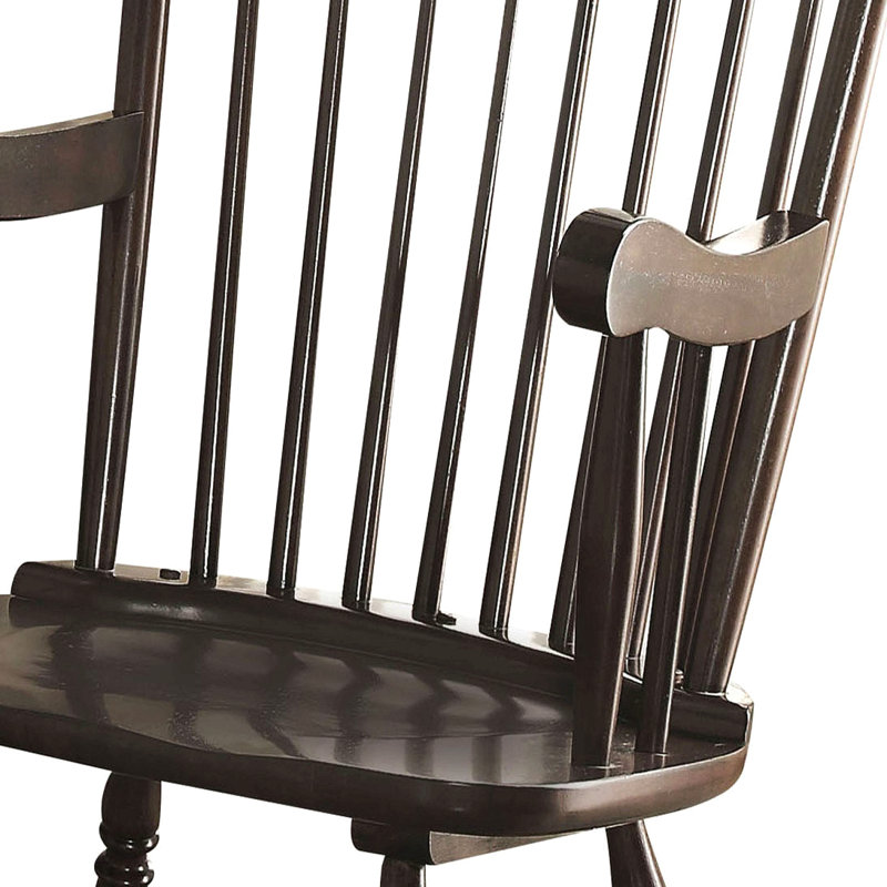 Chaise berçante noire à dossier fuselé