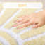 Tapis de bain beige et moelleux pour salle de bain