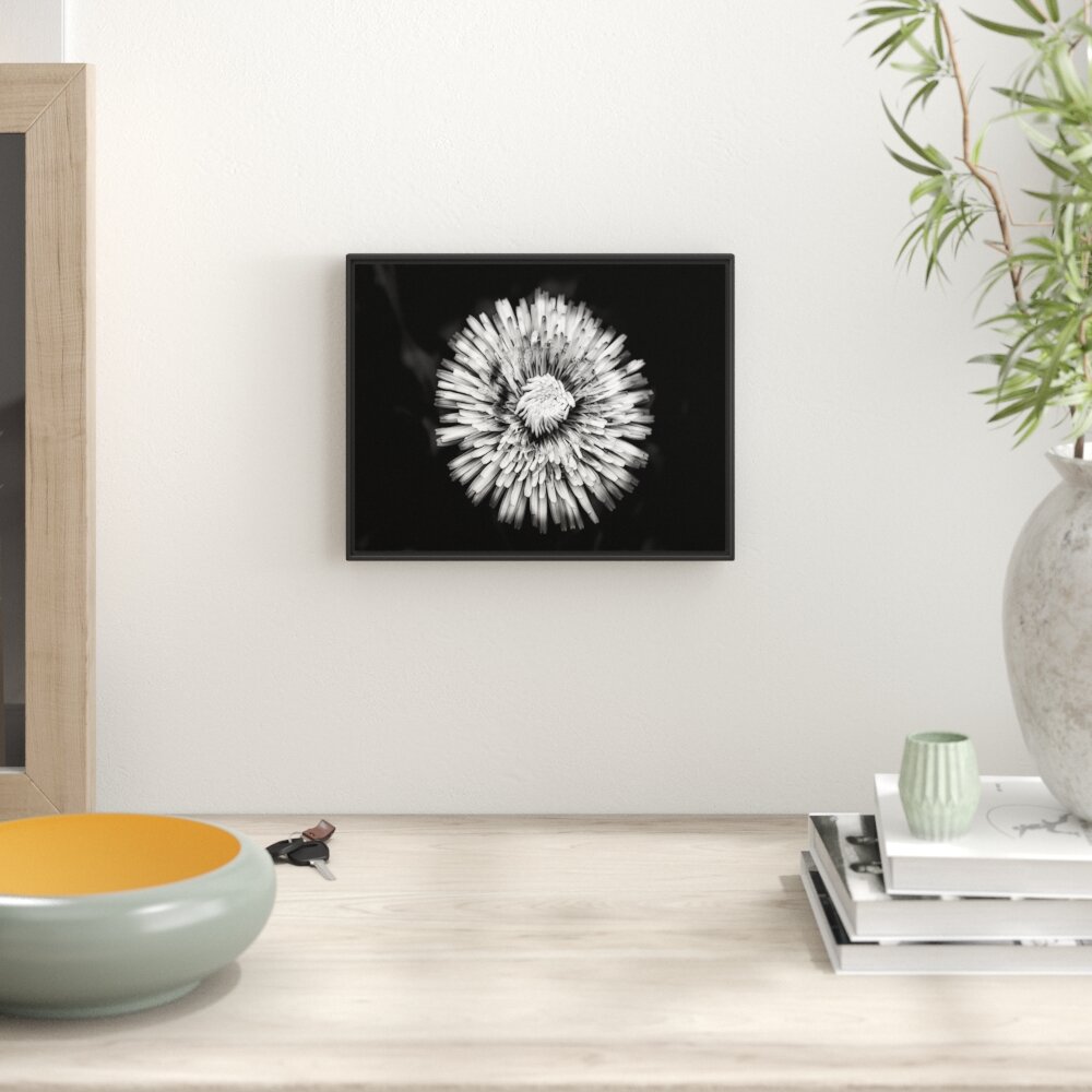 Gerahmtes Wandbild Dark prächtige gelbe Blume