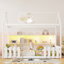 Lit simple avec lumière DEL, lit maison en bois avec bibliothèque de rangement, lit maison au sol avec garde-corps pour enfants, blanc