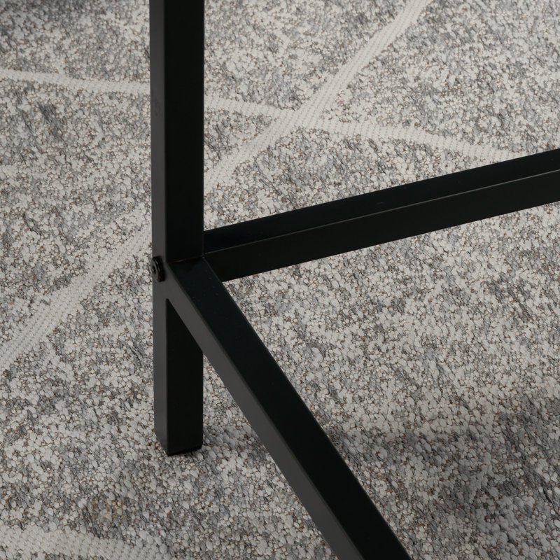 Bureau d'écriture compact gris avec dessus robuste et tablette inférieure, parfait pour les petits espaces et les intérieurs modernes.