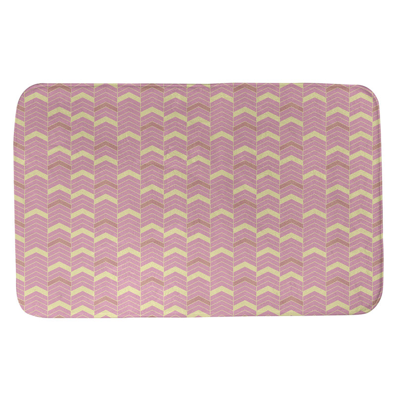 Tapis pour salle de bain lineed chevrons Stephenie, l 17 po x L 24 po, Jaune-rouge / rose