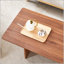 Table basse 44,8 pouces en bois de noyer et grain de bois avec panneau triangulaire stable, parfait pour les espaces de vie élégants.
