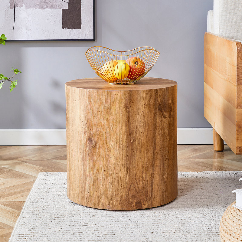 La table cylindrique avec sa conception à motif peut être facilement intégrée