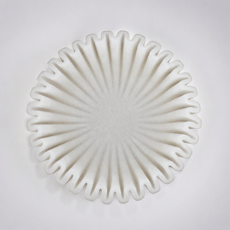 Bol ondulé en sable et résine de 34 x 9 cm (13,5 x 3,5 pouces) avec une finition blanche texturée, idéal pour une décoration moderne et naturelle.