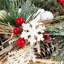 Mini couronne de Noël givrée en forme de pin givré avec baies et étoiles de 10 pouces
