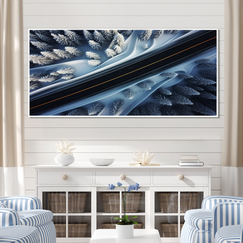 Endless Road Into Winter Forest IV - Art mural sur route, Cadre flottant blanc, H 28 po x l 60 po x P 1,5 po