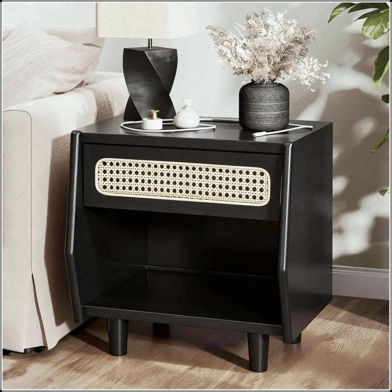 Table de chevet noire avec détails en rotin, tiroir et tablette ouverte