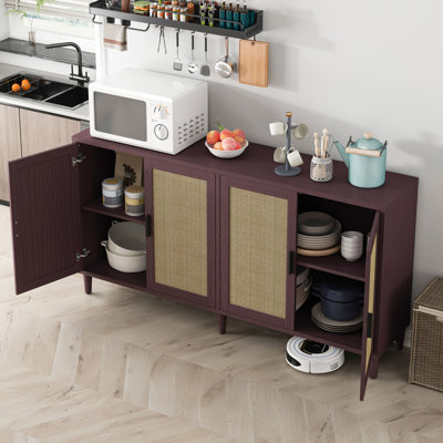 Buffet brun de 70 po avec quatre portes décoratives, des tablettes réglables, des tablettes d'armoire faciles à nettoyer et des poignées en bois massif