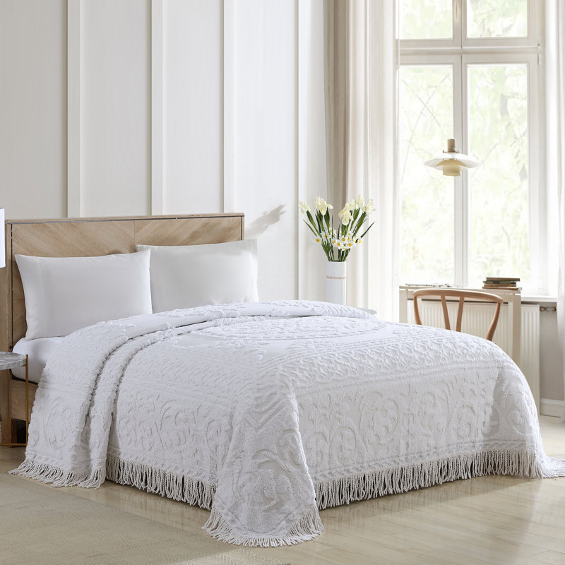 Medallion Cotton Farmhouse / Country Quilt, Twin, White
