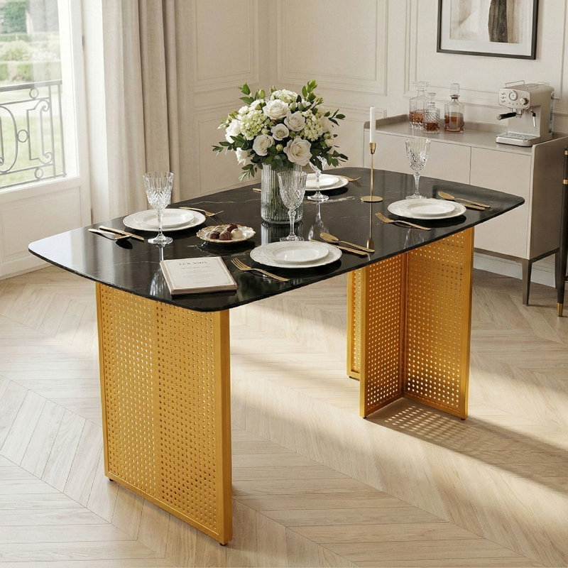 Table de salle à manger rectangulaire en verre trempé de style moderne pour 6 personnes, avec un motif en marbre avec des pieds en métal évidé dorés, une table de salle à manger idéale pour les salons et les bureaux à domicile.