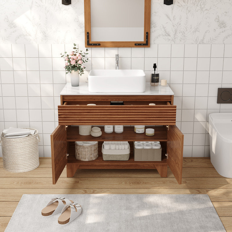 Meuble-lavabo autoportant de 91 cm (36 po) en noyer avec comptoir en pierre frittée, meuble de rangement moderne à cannelures